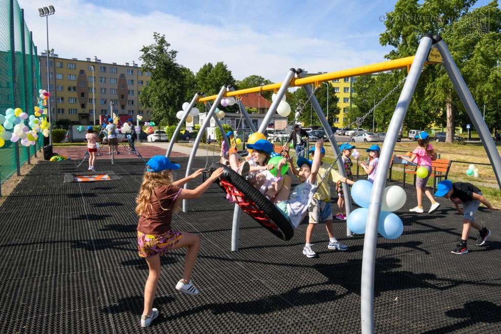 Nowy plac zabaw w Bolesawcu. Urzdzenia zabawowe dostosowane do osb z niepenosprawnociami